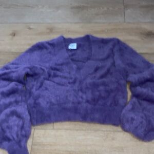 Sunday Best V-Neck Sweater Cropped in Rich Purple